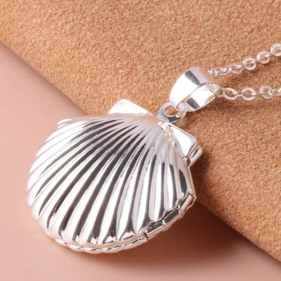 SILVER SEASHELL LOCKET - Picture 2 of 2